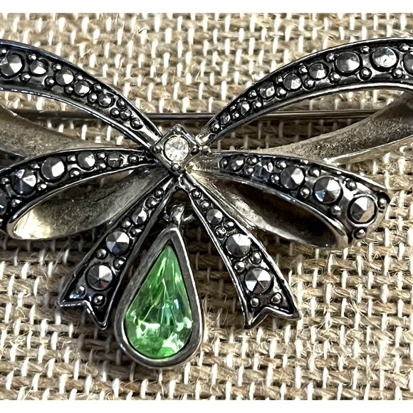 Avon Silver-Tone Marcasite Bow Brooch With Green Teardrop Gemstone Accent - Picture 4 of 4